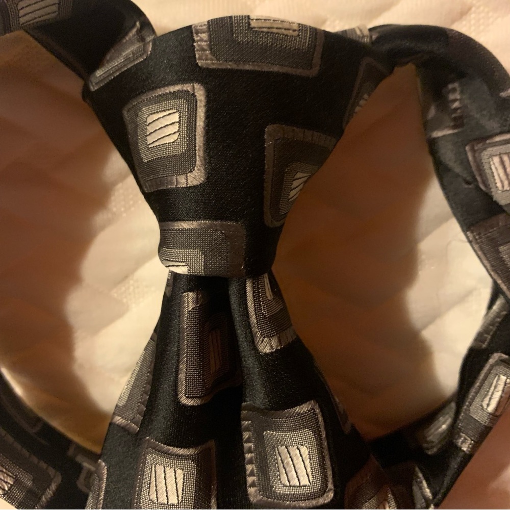 Bachrach Men's Necktie in Geometric Pattern Black & Silver